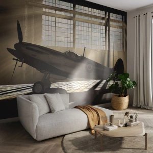 Fotomurali Premium Sand - Un aereo d'epoca in un hangar sotto i riflettori - 100x70cm - Il riposo del guerriero - Decorazione murale moderna per soggiorno e camera da letto ARTTOR