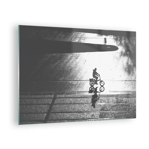 Quadro su vetro - Uomo in bicicletta attraverso la città, riflesso nell'acqua, scatto in bianco e nero - 70x50cm - Avanti, attraverso la città - Decorazione murale moderna per soggiorno e camera da letto ARTTOR