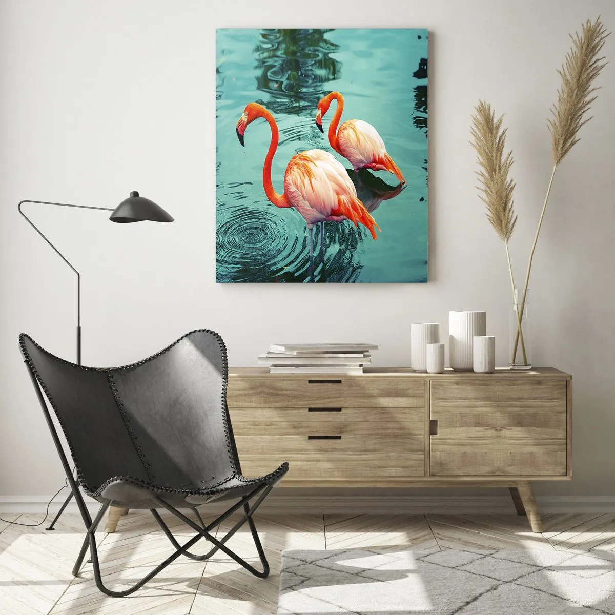 Quadro su vetro - Due fenicotteri nell'acqua calma riflettono l'ambiente circostante - 80x120cm - Adesso siamo di moda - Decorazione murale moderna per soggiorno e camera da letto ARTTOR