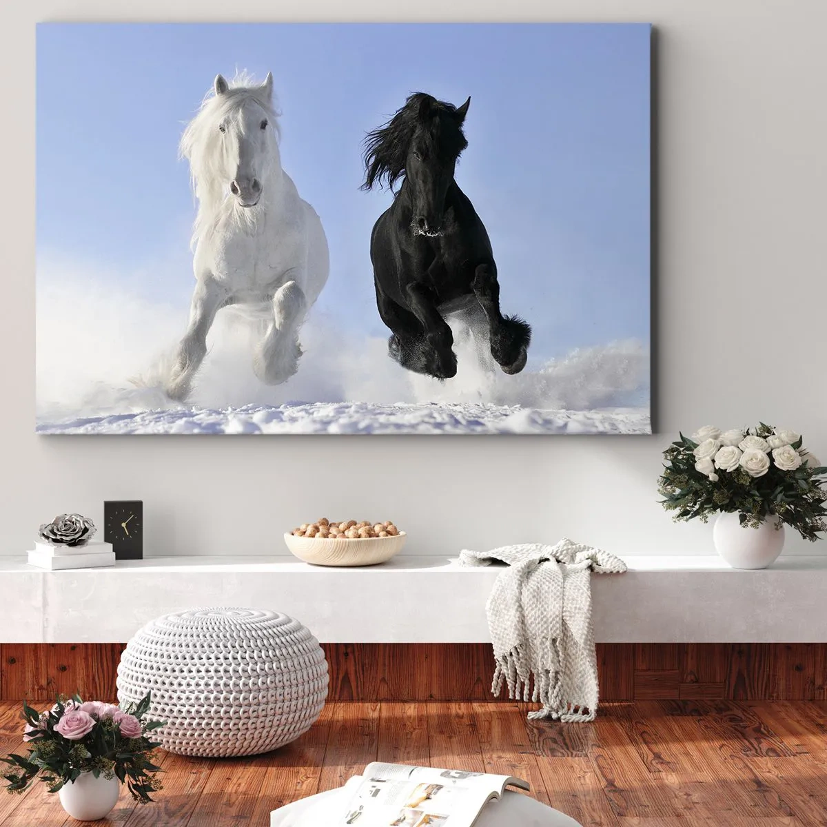 Quadro su tela - Stampe su Tela - Un cavallo bianco e uno nero che galoppano nella neve - 120x80cm - Galoppo in bianco e nero - Decorazione murale moderna per soggiorno e camera da letto ARTTOR