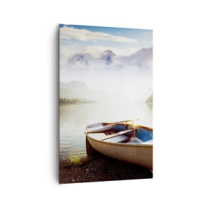 Quadro su tela - Stampe su Tela - Una barca sulla riva di un lago con vista sulle montagne al mattino - 80x120cm - Sull'acqua grande e pura - Decorazione murale moderna per soggiorno e camera da letto ARTTOR