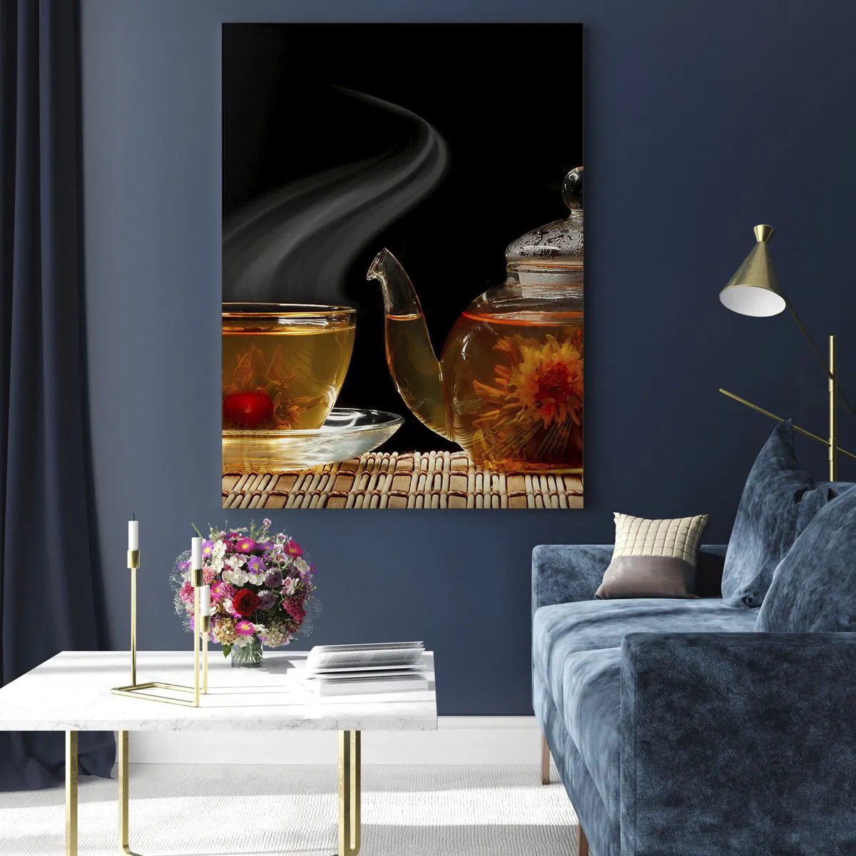 Quadro su vetro - Una brocca di vetro e una tazza di tè con un fiore su uno sfondo nero - 50x70cm - La magia e l'arte del tè - Decorazione murale moderna per soggiorno e camera da letto ARTTOR