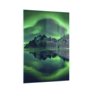 Quadro su vetro - L'aurora boreale che aleggia su un paesaggio montano e si riflette nell'acqua - 50x70cm - Tra le braccia dell'aurora boreale - Decorazione murale moderna per soggiorno e camera da letto ARTTOR