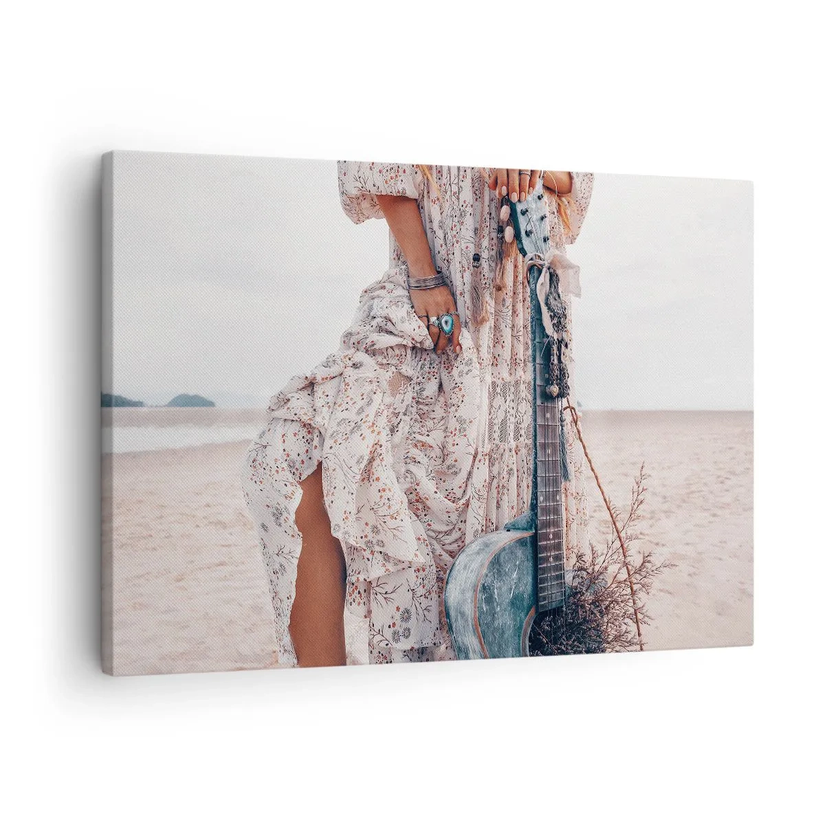 Quadro su tela - Stampe su Tela - Donna in stile boho con chitarra sulla spiaggia - 70x50cm - Figli dei fiori in cammino - Decorazione murale moderna per soggiorno e camera da letto ARTTOR