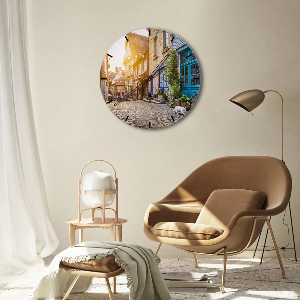 Orologio da parete - Orologio in Vetro - Una strada affascinante con case popolari, fiori e un cane bianco - 30x30cm - Lo spirito bianco della cittadina - Decorazione murale moderna per soggiorno, cucina e camera da letto ARTTOR