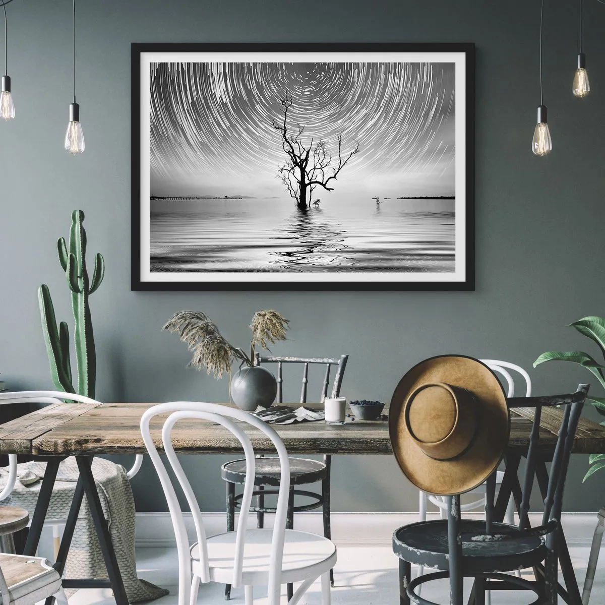 Poster in cornice nera - Un albero nell'acqua sotto un cielo notturno con stelle in movimento - 70x50cm - Sinfonia della natura - Decorazione murale moderna per soggiorno e camera da letto ARTTOR