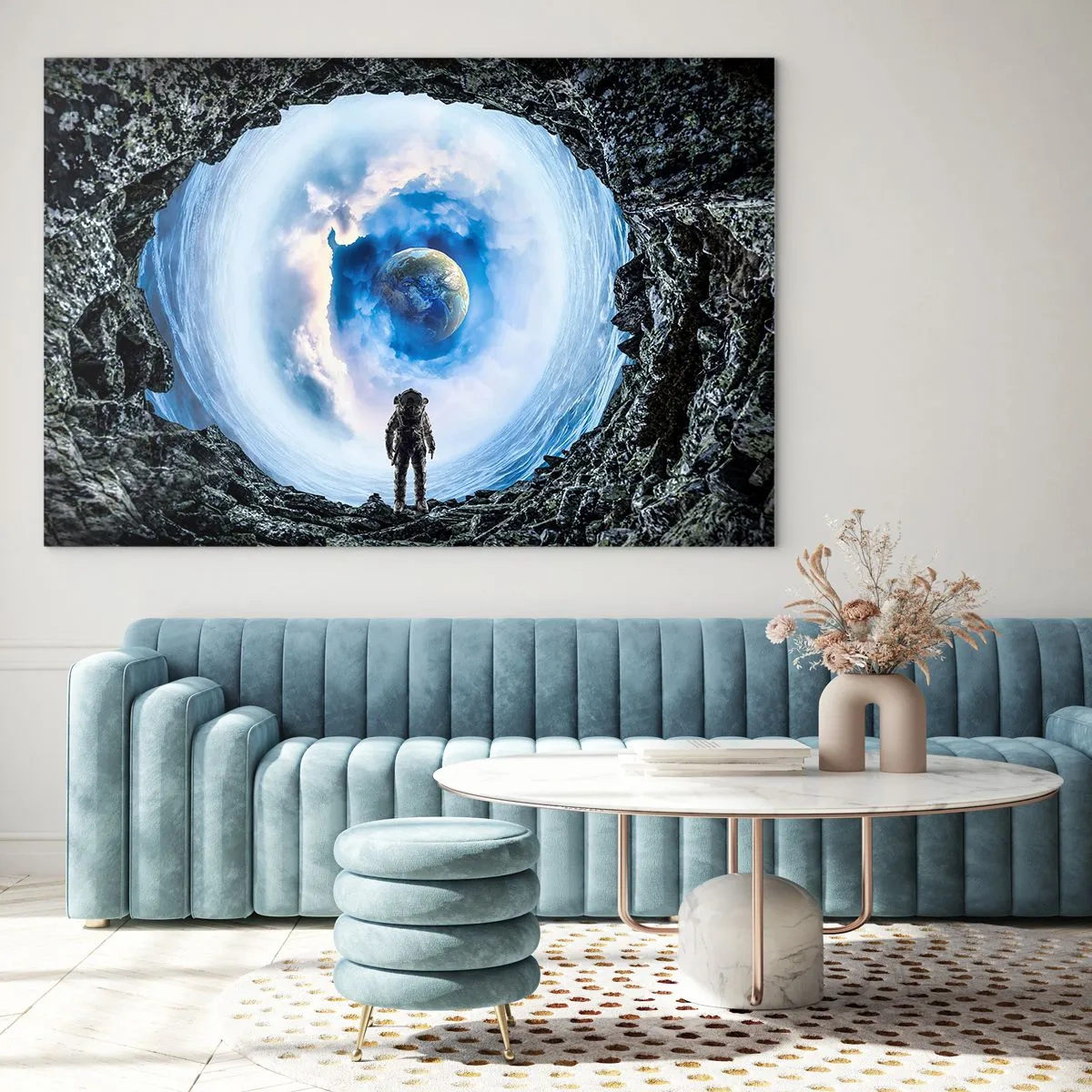 Quadro su vetro - Un astronauta osserva la Terra dall'interno di una grotta rocciosa. - 120x80cm - Già vicino a casa - Decorazione murale moderna per soggiorno e camera da letto ARTTOR
