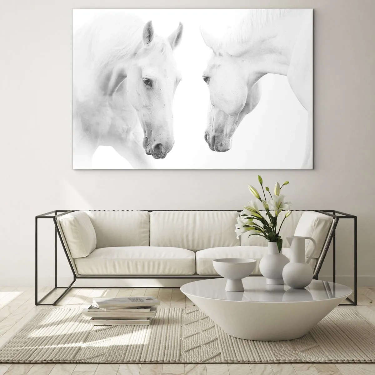Quadro su vetro - Due cavalli bianchi uno di fronte all'altro su uno sfondo chiaro - 70x50cm - È amicizia? - Decorazione murale moderna per soggiorno e camera da letto ARTTOR