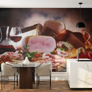 Fotomurali Premium Sand - Salumi tradizionali e un bicchiere di vino rosso - 100x70cm - Sogno culinario con caraffa - Decorazione murale moderna per soggiorno e camera da letto ARTTOR