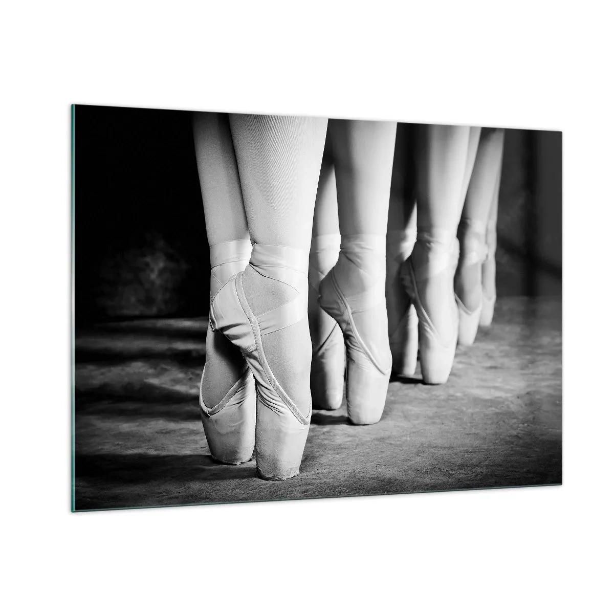 Quadro su vetro - Ballerine sulle punte in un ambiente in bianco e nero - 100x70cm - Insieme, con leggerezza - Decorazione murale moderna per soggiorno e camera da letto ARTTOR