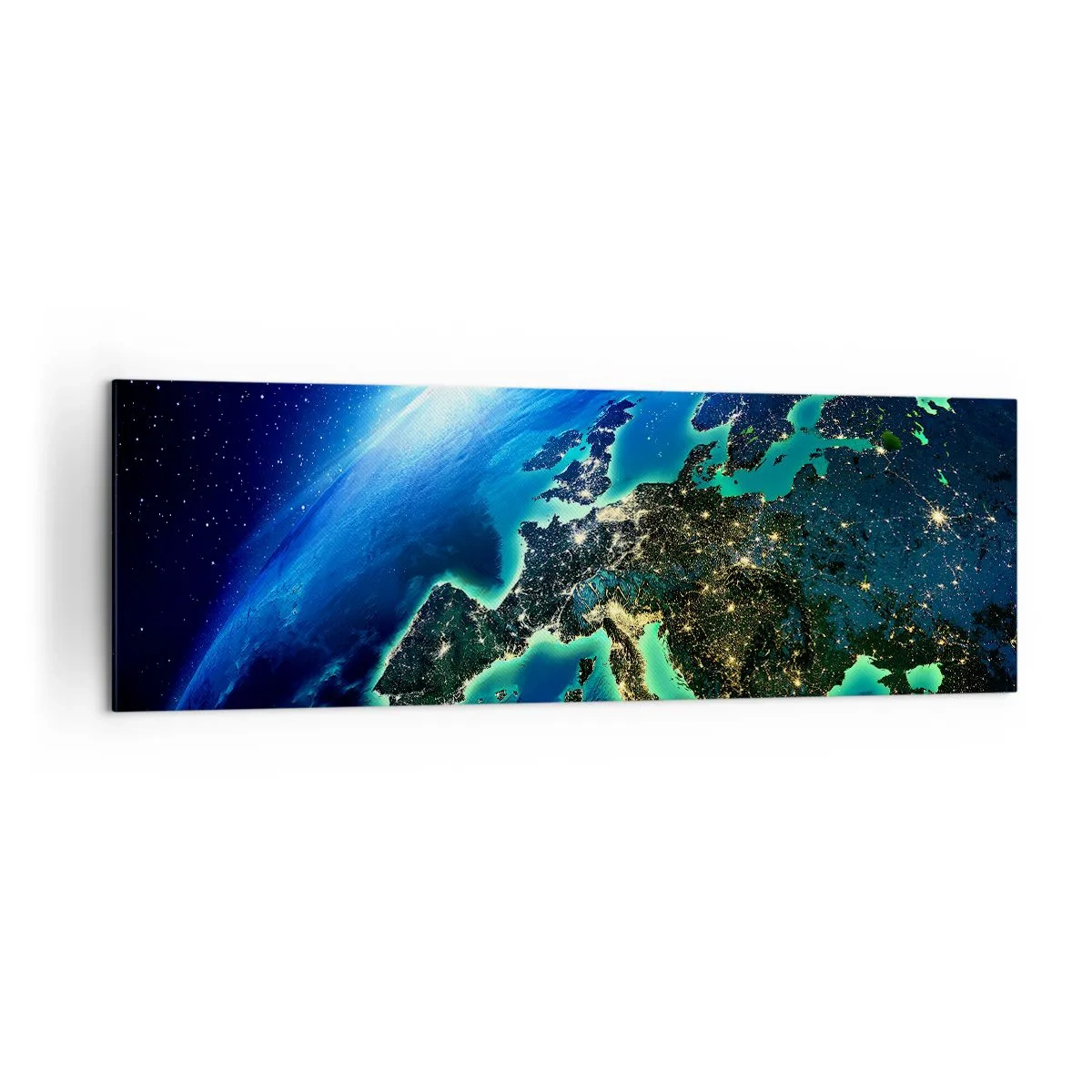 Quadro su tela - Stampe su Tela - Una vista di Europa dallo spazio, alla luce del sole nascente. - 160x50cm - L'Europa scintillante - Decorazione murale moderna per soggiorno e camera da letto ARTTOR