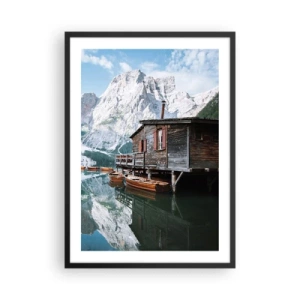 Poster in cornice nera - Casa di legno su un lago di montagna - 50x70cm - Mattina cristallina sui monti - Decorazione murale moderna per soggiorno e camera da letto ARTTOR