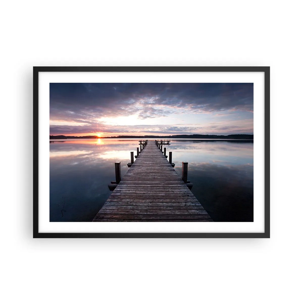 Poster in cornice nera - Un molo su un lago al tramonto in un paesaggio tranquillo - 70x50cm - Il silenzioso confine del giorno e della notte - Decorazione murale moderna per soggiorno e camera da letto ARTTOR