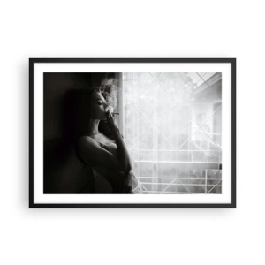 Poster in cornice nera - Una donna in posa sensuale in una fotografia in bianco e nero - 70x50cm - Attimo sensuale - Decorazione murale moderna per soggiorno e camera da letto ARTTOR
