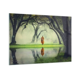 Quadro su vetro - Un monaco in una veste arancione cammina tra gli alberi in riva all'acqua - 100x70cm - In cammino verso l'illuminazione - Decorazione murale moderna per soggiorno e camera da letto ARTTOR