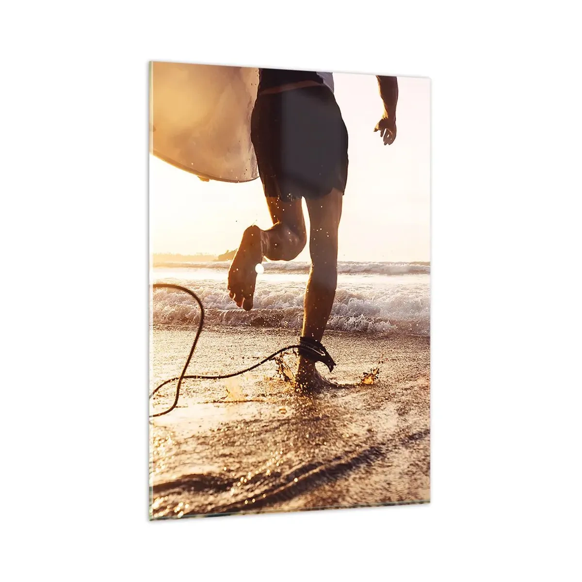 Quadro su vetro - Un surfista corre lungo la spiaggia con la sua tavola sotto il sole. - 80x120cm - L'incontro delle onde - Decorazione murale moderna per soggiorno e camera da letto ARTTOR