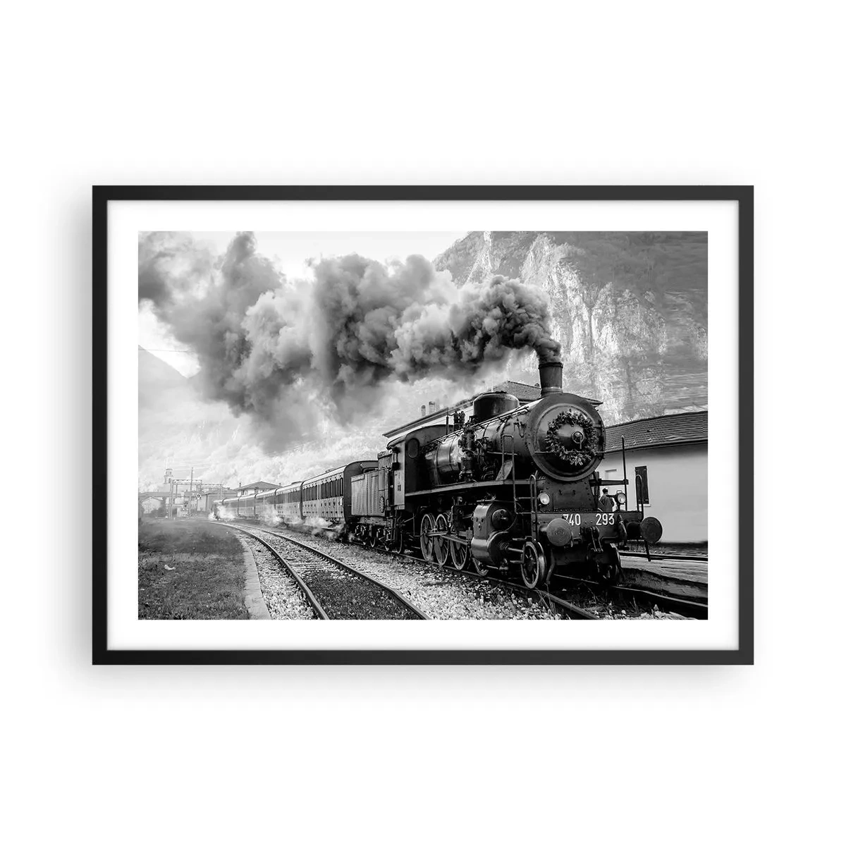 Poster in cornice nera - Una locomotiva a vapore bianca e nera sullo sfondo di un paesaggio montano - 70x50cm - Ferma alla stazione... - Decorazione murale moderna per soggiorno e camera da letto ARTTOR