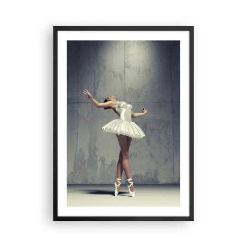 Poster in cornice nera - Una ballerina in abito bianco sullo sfondo di un muro di cemento grezzo. - 50x70cm - Leggero come un uccello - Decorazione murale moderna per soggiorno e camera da letto ARTTOR