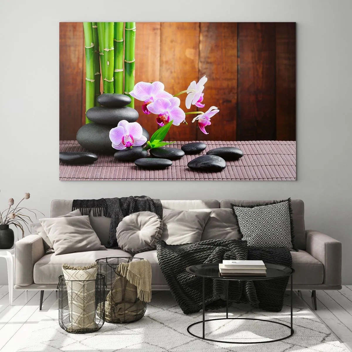 Quadro su vetro - Orchidee rosa, bambù e pietre nere contro una parete di legno - 100x70cm - Scopri i piaceri dell'oriente - Decorazione murale moderna per soggiorno e camera da letto ARTTOR