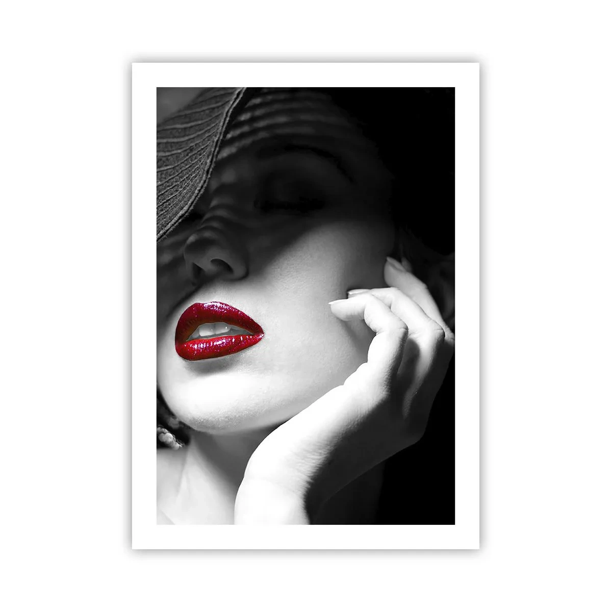 Poster - Ritratto di una donna con un cappello e labbra rosse - 50x70cm - Studio in scarlatto - Decorazione murale moderna per soggiorno e camera da letto ARTTOR