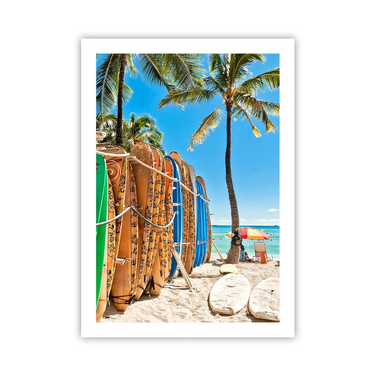 Poster - Tavole da surf su una spiaggia con palme e cielo azzurro - 50x70cm - Divertimento sotto il sole - Decorazione murale moderna per soggiorno e camera da letto ARTTOR