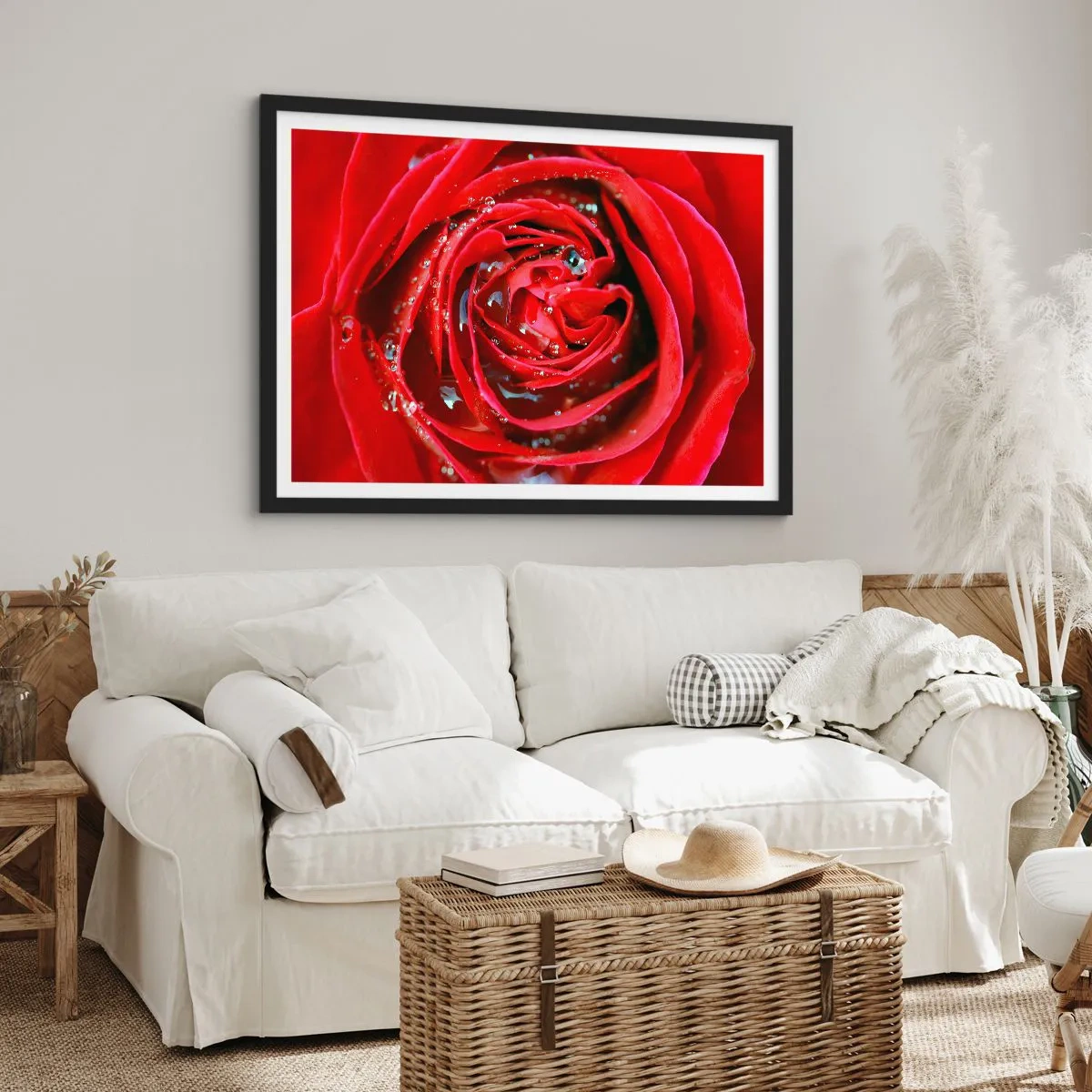 Poster in cornice nera - Primo piano di una rosa rossa con gocce d'acqua sui petali - 70x50cm - Nelle gocce della rugiada - Decorazione murale moderna per soggiorno e camera da letto ARTTOR