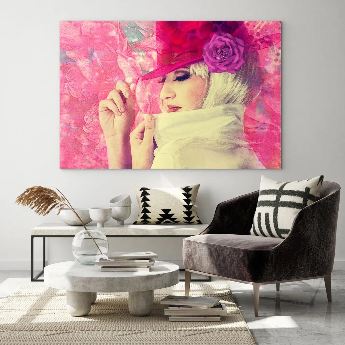 Quadro su vetro - Illustrazione di una donna con un cappello rosa e un fiore sullo sfondo - 70x50cm - Ritratto retro nei vapori di rosa - Decorazione murale moderna per soggiorno e camera da letto ARTTOR