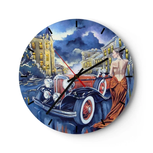 Orologio da parete - Orologio in Vetro - Una donna con un vestito arancione accanto a un'auto d'epoca con una città sullo sfondo. - 30x30cm - Notturno in blu e coralli - Decorazione murale moderna per soggiorno, cucina e camera da letto ARTTOR