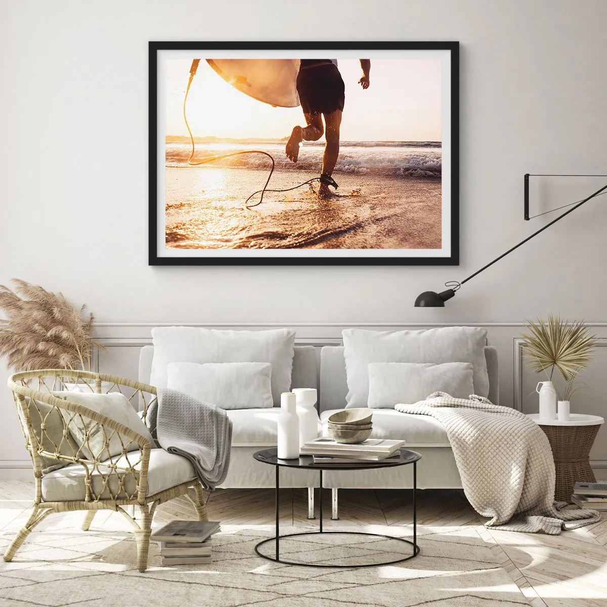 Poster in cornice nera - Un surfista corre lungo la spiaggia con la sua tavola sotto il sole. - 70x50cm - L'incontro delle onde - Decorazione murale moderna per soggiorno e camera da letto ARTTOR