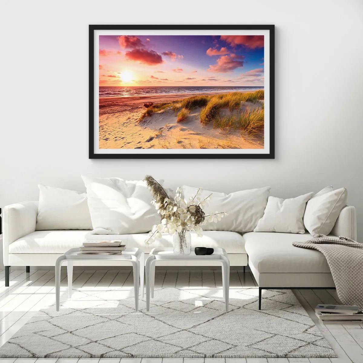Poster in cornice nera - Una spiaggia erbosa e un tramonto su un mare calmo - 100x70cm - L'aria già profuma di estate - Decorazione murale moderna per soggiorno e camera da letto ARTTOR