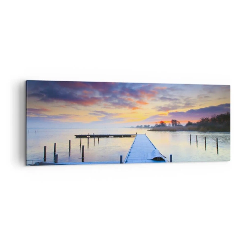 Quadro su tela - Stampe su Tela - Un molo sul lago al tramonto con una barca sulla riva - 140x50cm - Tranquillità violacea e dorata - Decorazione murale moderna per soggiorno e camera da letto ARTTOR