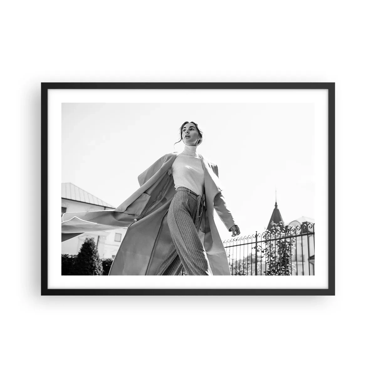 Poster in cornice nera - Donna elegante con cappotto su sfondo architettonico bianco e nero - 70x50cm - Vieni con me? - Decorazione murale moderna per soggiorno e camera da letto ARTTOR