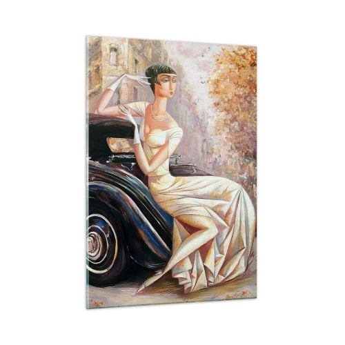 Quadro su vetro - Donna elegante accanto a un'auto retrò in un contesto urbano - 50x70cm - Eleganza in stile retro - Decorazione murale moderna per soggiorno e camera da letto ARTTOR