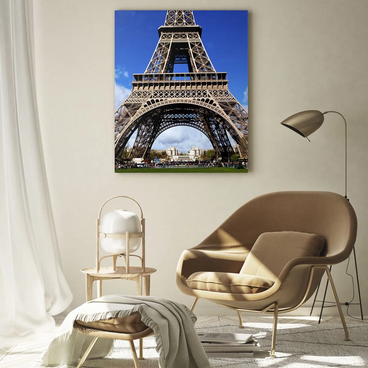 Quadro su vetro - La Torre Eiffel sullo sfondo di un cielo azzurro e di un parco verde - 80x120cm - Tutta Parigi ai suoi piedi - Decorazione murale moderna per soggiorno e camera da letto ARTTOR