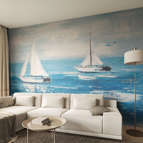 Fotomurali Premium Sand - Due barche a vela su un mare blu calmo - 100x70cm - Con un amico al fianco - Decorazione murale moderna per soggiorno e camera da letto ARTTOR