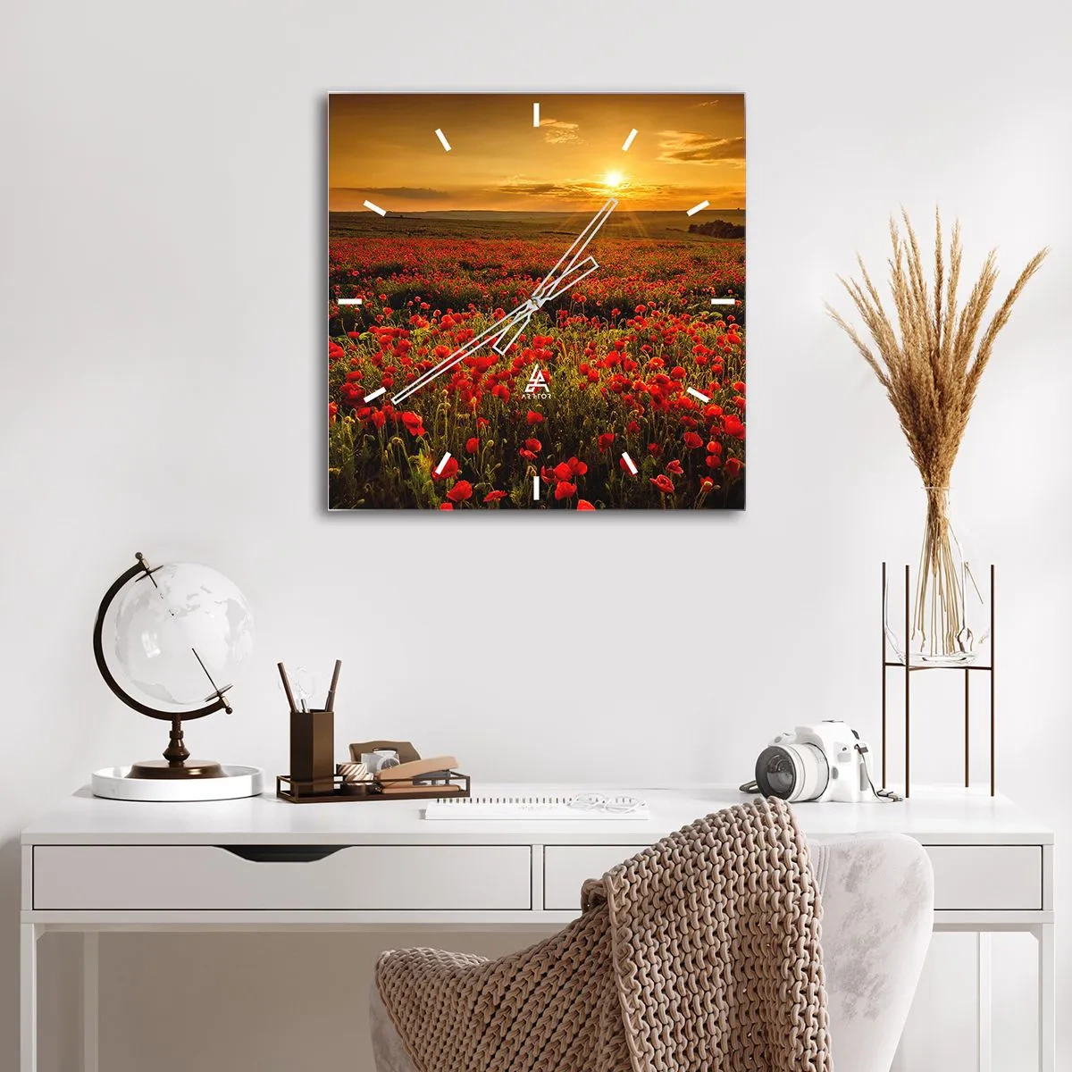 Orologio da parete - Orologio in Vetro - Un campo di papaveri rossi al chiarore del sole al tramonto - 30x30cm - Tra il fruscio delle erbe, in un'esplosione di fiori - Decorazione murale moderna per soggiorno e camera da letto ARTTOR