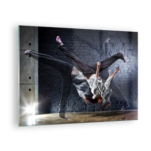 Quadro su vetro - Danza dinamica sullo sfondo di un muro industriale - 70x50cm - Eroe di strada - Decorazione murale moderna per soggiorno e camera da letto ARTTOR