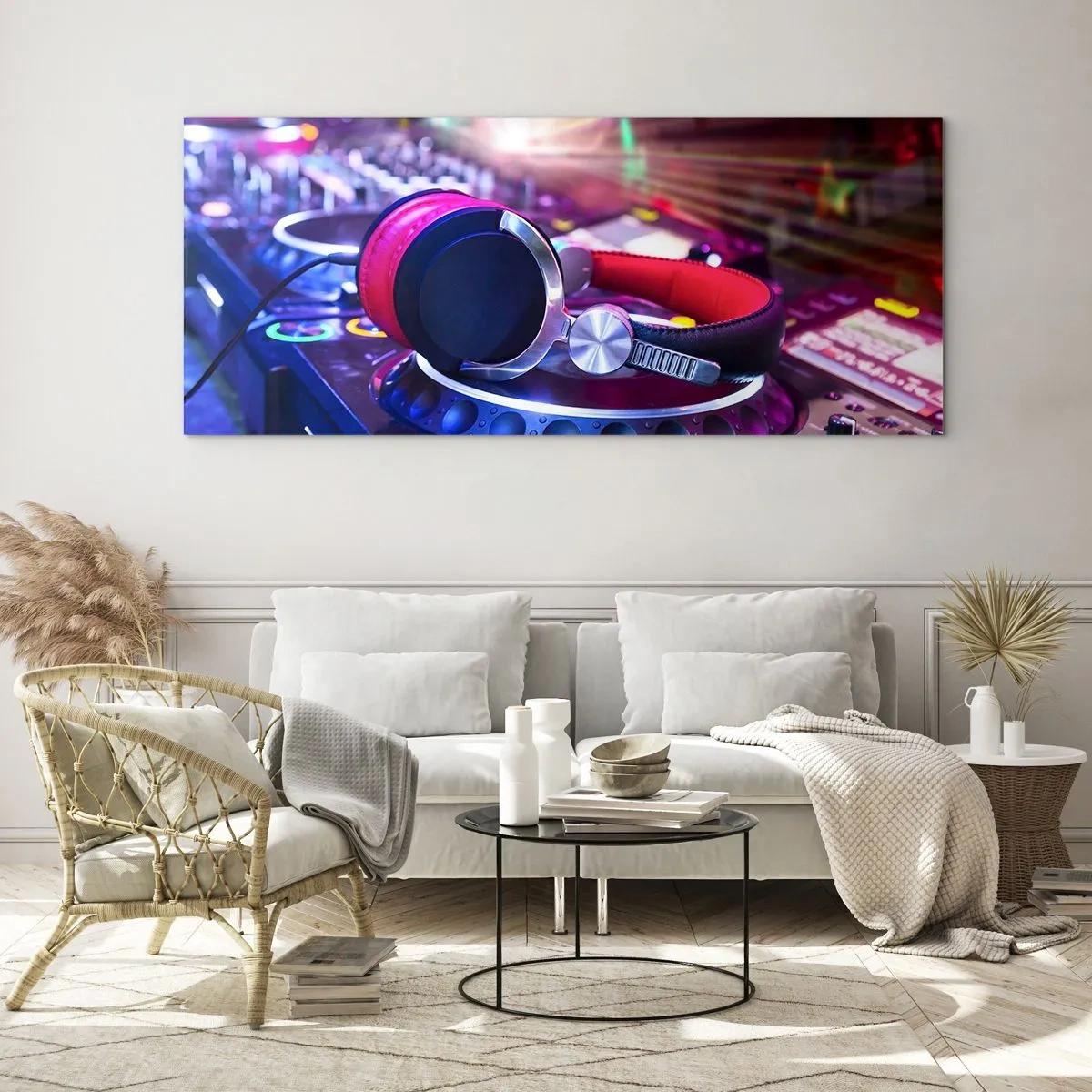 Quadro su vetro - Cuffie da DJ su una console illuminata dai riflettori a una festa - 140x50cm - Sarà fantastico - Decorazione murale moderna per soggiorno e camera da letto ARTTOR