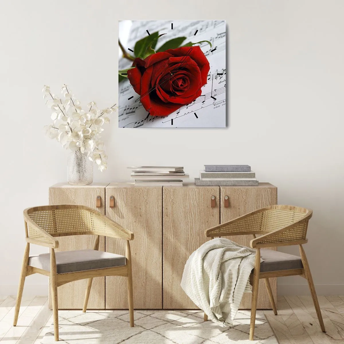 Orologio da parete - Orologio in Vetro - Una rosa rossa su uno sfondo di note musicali su carta bianca. - 30x30cm - La musica dei sentimenti in scarlatto - Decorazione murale moderna per soggiorno e camera da letto ARTTOR