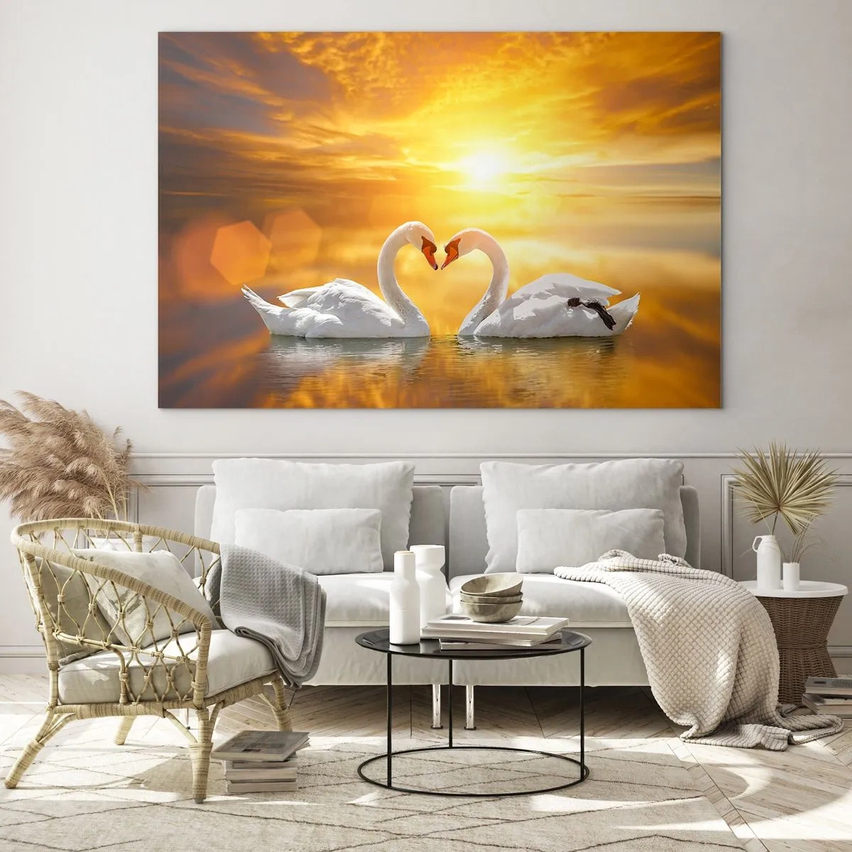 Quadro su vetro - Due cigni sull'acqua formano un cuore sullo sfondo di un tramonto - 70x50cm - Cuore è la più bella parola del mondo… - Decorazione murale moderna per soggiorno e camera da letto ARTTOR