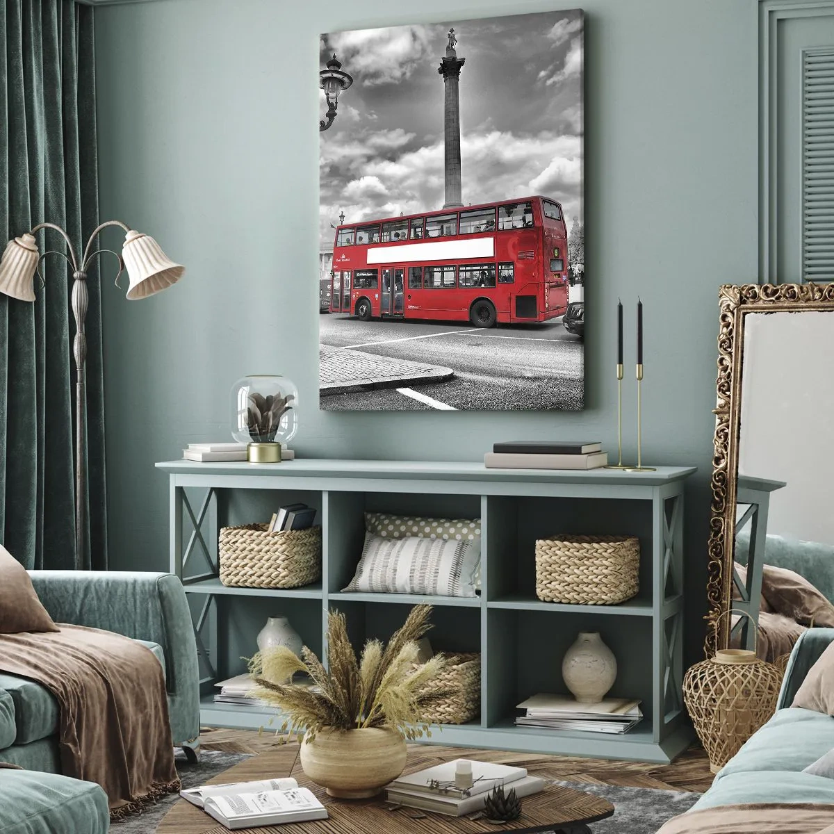 Quadro su tela - Stampe su Tela - Un autobus rosso a due piani sullo sfondo di una città in bianco e nero - 50x70cm - Il vero flusso sanguigno della città - Decorazione murale moderna per soggiorno e camera da letto ARTTOR
