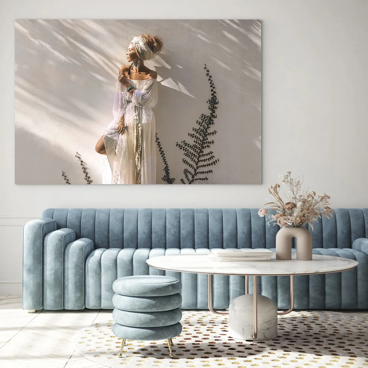 Quadro su vetro - Una donna in stile boho sullo sfondo di un muro chiaro e ombre di piante - 70x50cm - Il sole e la ragazza - Decorazione murale moderna per soggiorno e camera da letto ARTTOR