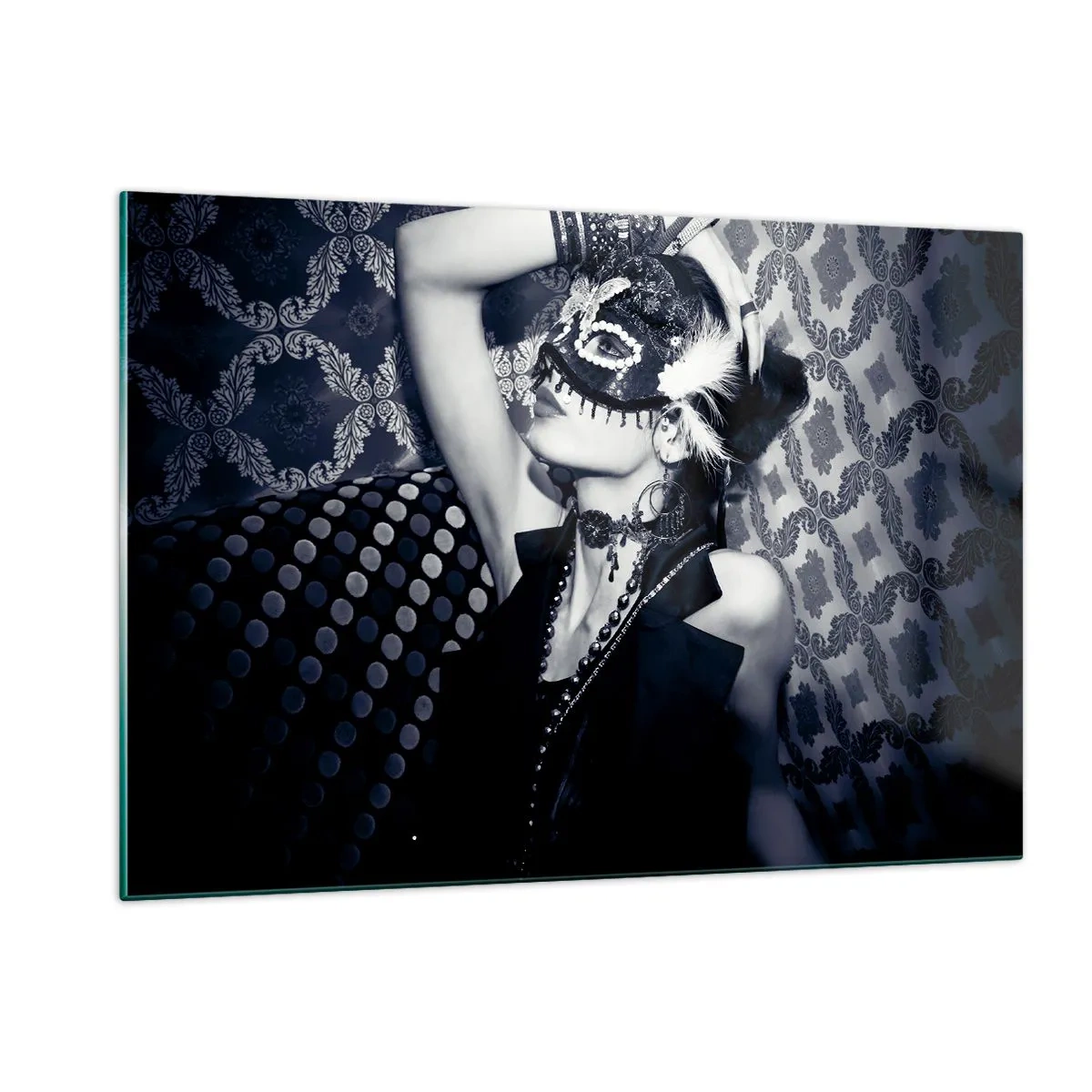 Quadro su vetro - Una figura mascherata contro un muro decorato con sfumature di bianco e nero - 120x80cm - Decorazioni, ornamenti, modelli... - Decorazione murale moderna per soggiorno e camera da letto ARTTOR
