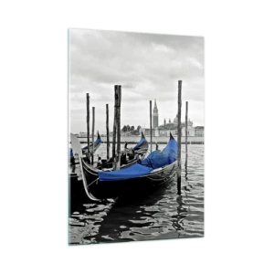 Quadro su vetro - Gondole blu sullo sfondo del paesaggio veneziano - 50x70cm - Venezia pensierosa - Decorazione murale moderna per soggiorno e camera da letto ARTTOR