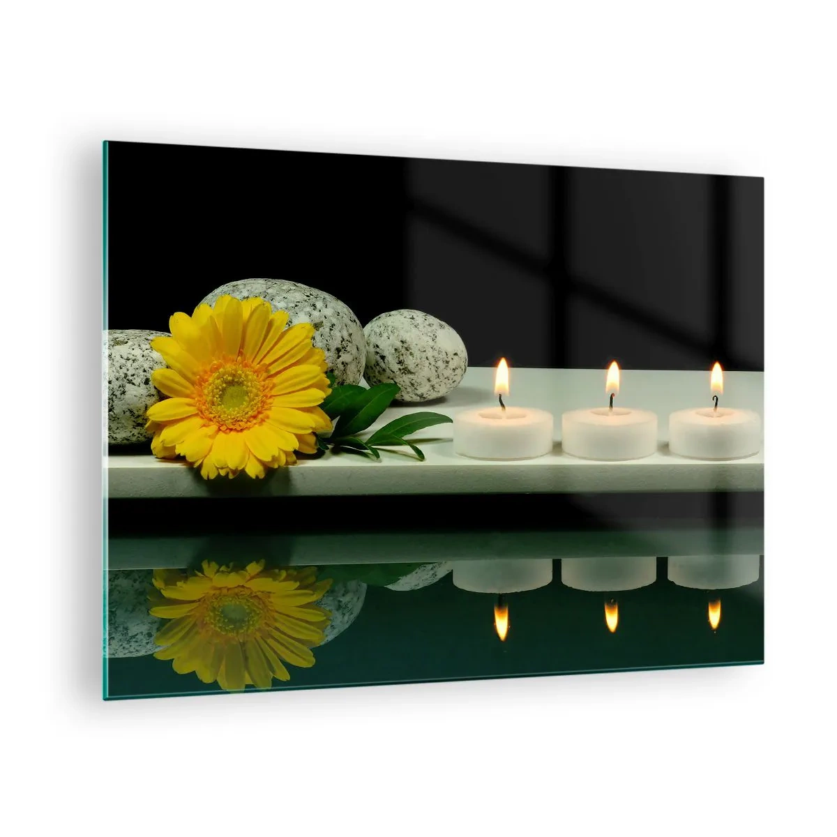 Quadro su vetro - Candele, pietre e un fiore giallo riflessi nell'acqua - 70x50cm - Il sollievo dei sensi - Decorazione murale moderna per soggiorno e camera da letto ARTTOR