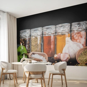Fotomurali Premium Sand - Un set di spezie ed erbe aromatiche in barattoli su uno sfondo scuro - 100x70cm - Perché la vita abbia sapore - Decorazione murale moderna per soggiorno e camera da letto ARTTOR