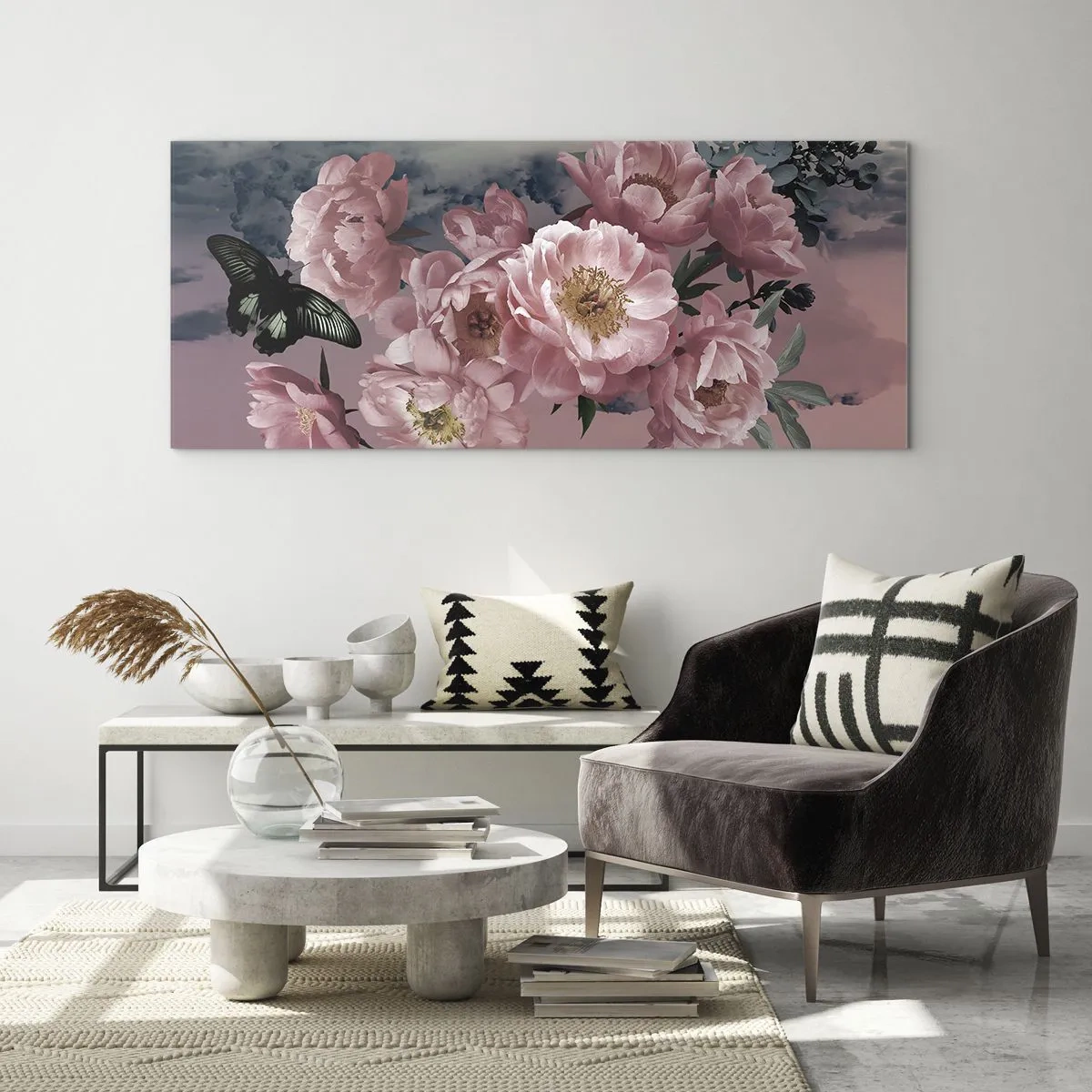 Quadro su vetro - Peonie rosa con farfalla su sfondo pastello - 140x50cm - L'apice della romanticità - Decorazione murale moderna per soggiorno e camera da letto ARTTOR