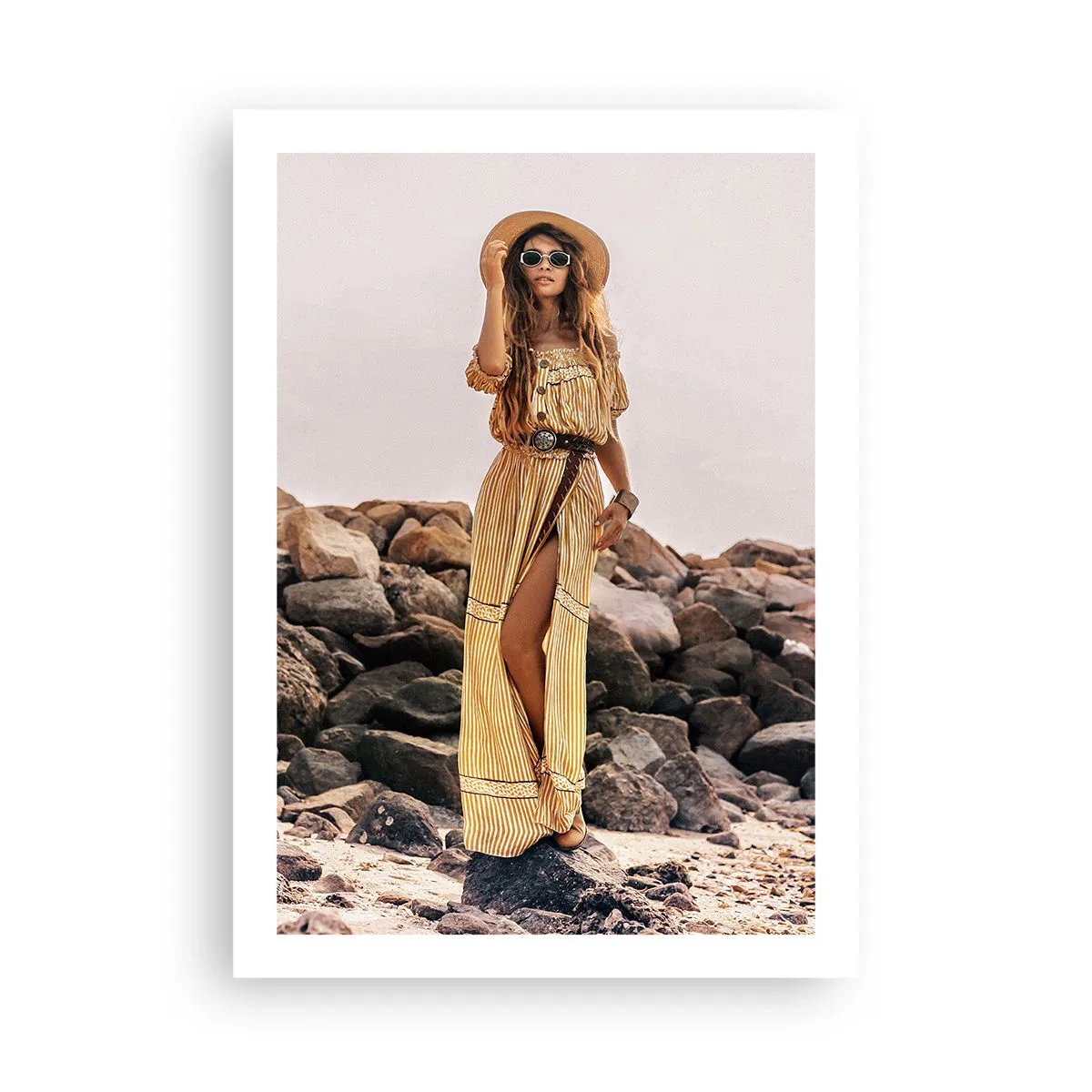 Poster - Donna elegante con un abito boho su uno sfondo roccioso - 50x70cm - La magia delle pietre - Decorazione murale moderna per soggiorno e camera da letto ARTTOR