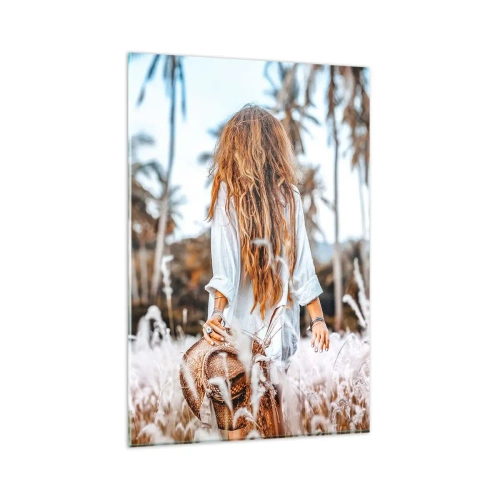 Quadro su vetro - Una donna in un campo d'erba con palme sullo sfondo al tramonto - 80x120cm - Nata dalla lanugine dell'erba - Decorazione murale moderna per soggiorno e camera da letto ARTTOR