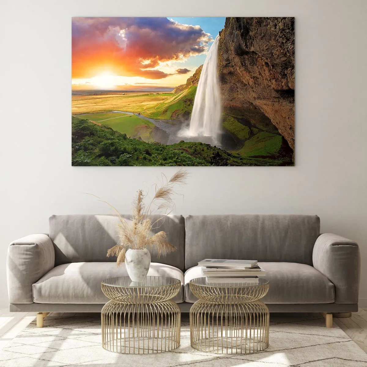 Quadro su vetro - Cascata islandese sotto i raggi del sole al tramonto - 120x80cm - Nel mezzo dell'estate islandese - Decorazione murale moderna per soggiorno e camera da letto ARTTOR